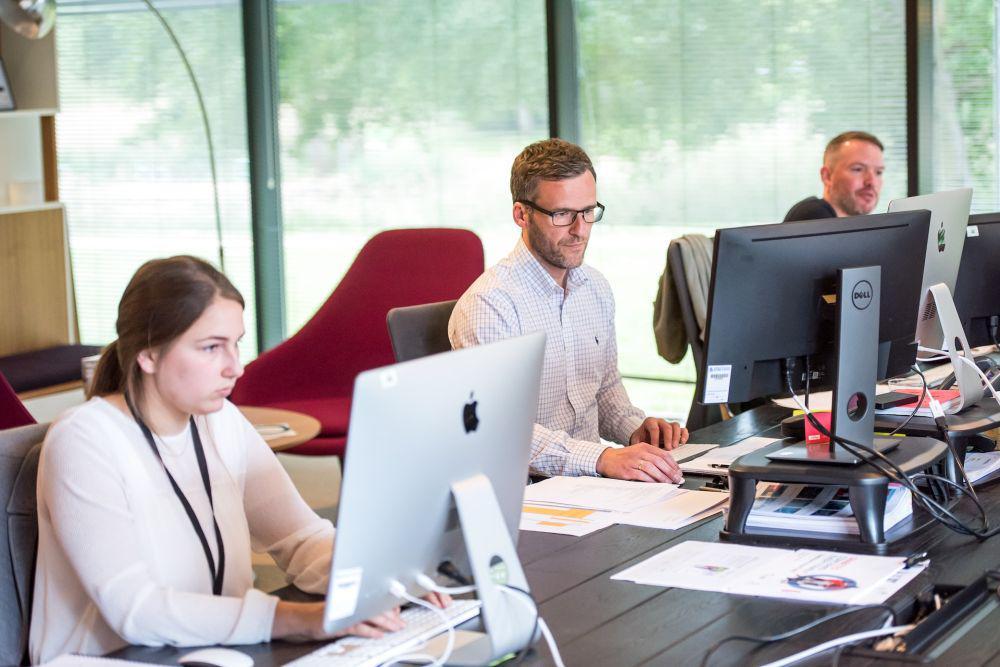 ilustrasi bekerja di kantor (unsplash.com/Arlington Research)