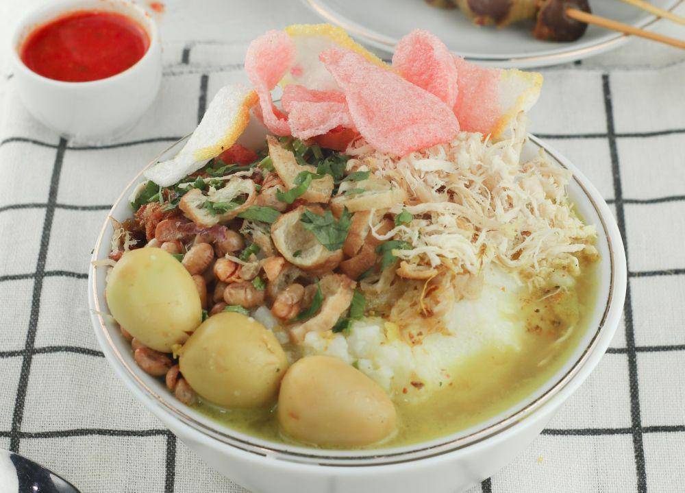 ilustrasi bubur ayam (vecteezy.com/p.sanyoto968635 )
