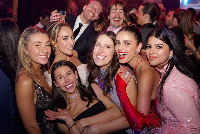 7 Potret Taylor Hill di Italia, Hadiri Pernikahan Sahabat