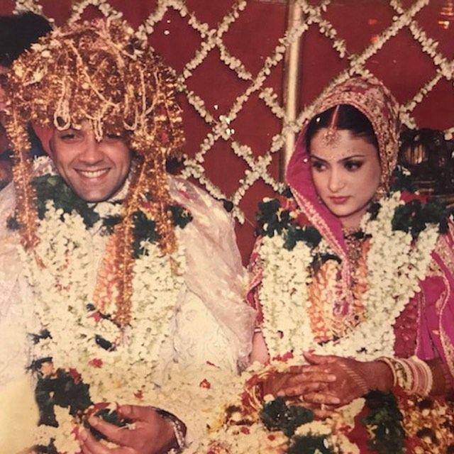 Bobby Deol dan istri (instagram.com/iambobbydeol)