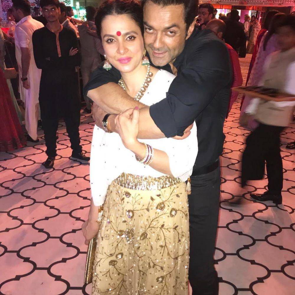 Bobby Deol dan istri (instagram.com/iambobbydeol)
