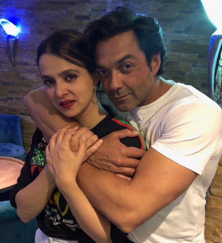 Bobby Deol dan istri (instagram.com/iambobbydeol)