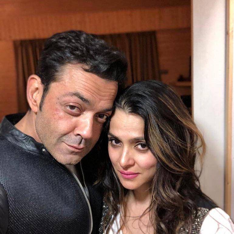 Bobby Deol dan istri (instagram.com/iambobbydeol)