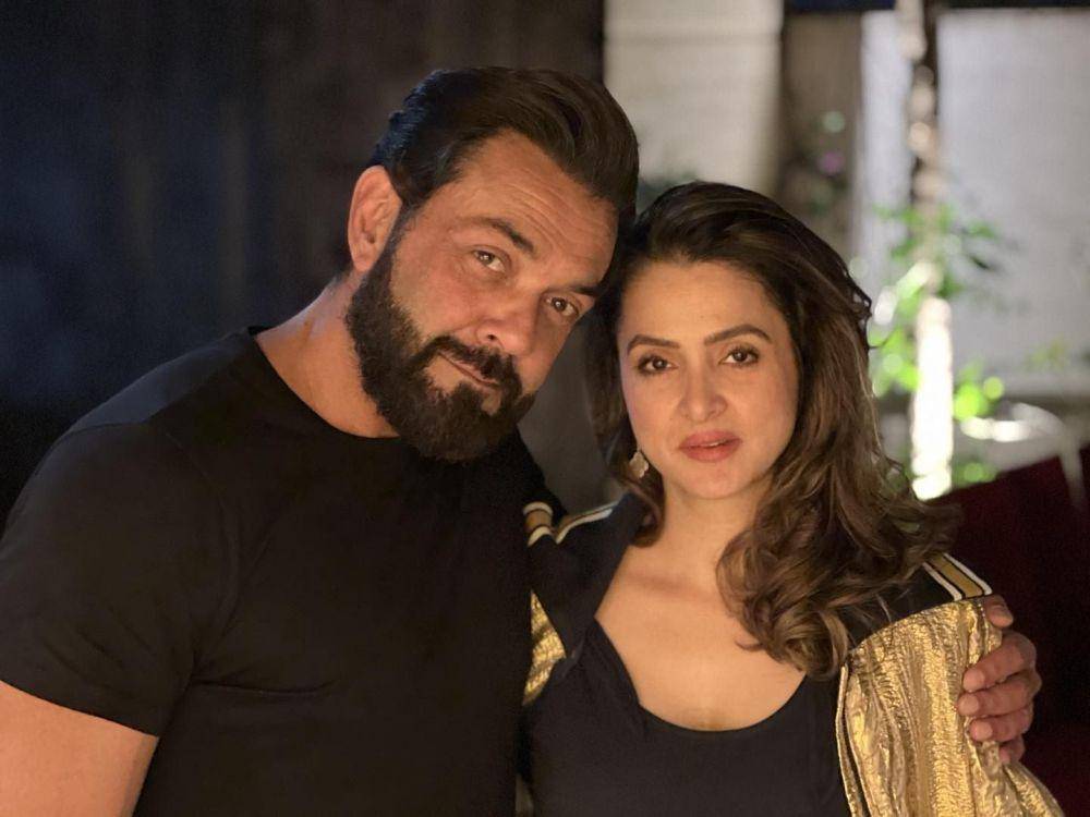 Bobby Deol dan istri (instagram.com/iambobbydeol)