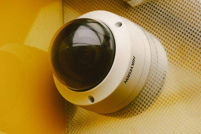 gambar kamera cctv di dinding (pexels.com/Atypeek Dgn)