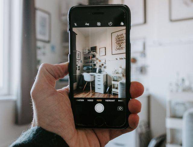 gambar orang merekam dengan smartphone (pexels.com/Tom Verdoot)