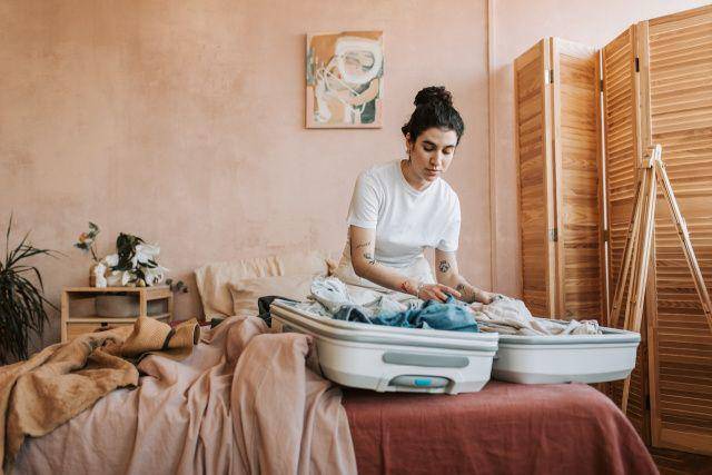 gambar perempuan packing di kamar penginapan (pexels.com/vlada karpovich)