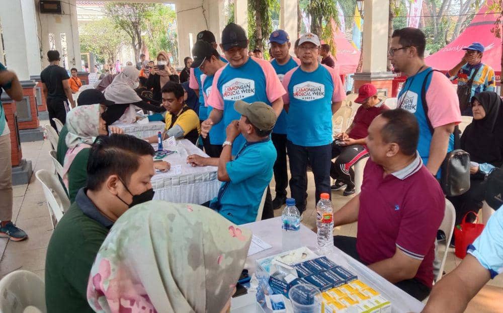 Pengurus IDI Cabang Lamongan menggelar pengobatan gratis. IDN Times/Imron