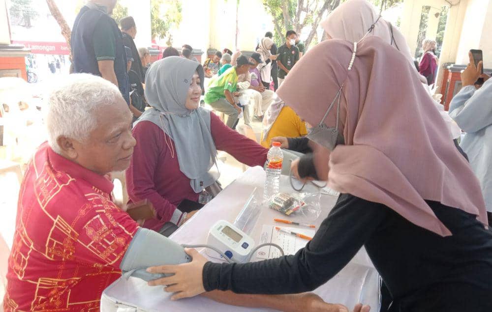 Pengurus IDI Cabang Lamongan menggelar pengobatan gratis. IDN Times/Imron