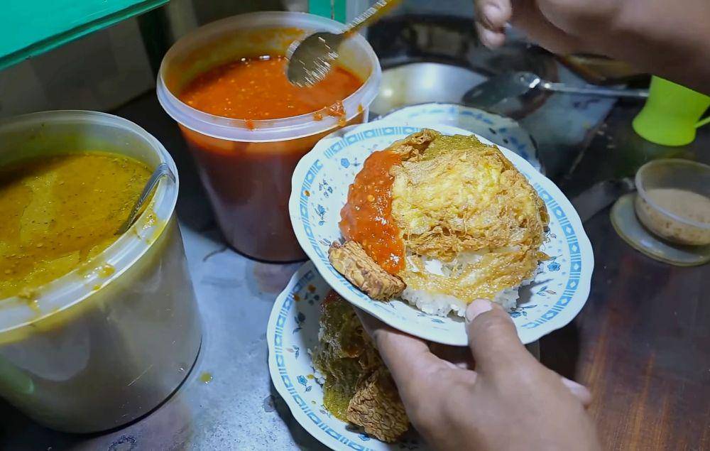 Sego Sambel Penyetan Cak Roni (youtube.com/Hobby Makan)