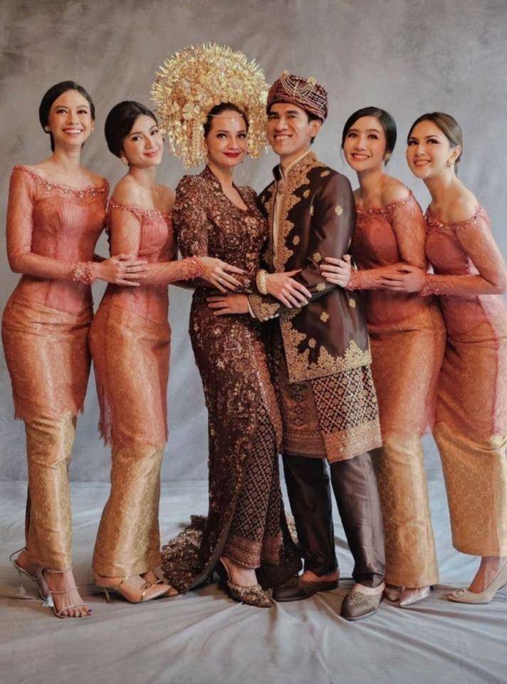 Bridesmaid Enzy Storia (Instagram.com/yukikt)