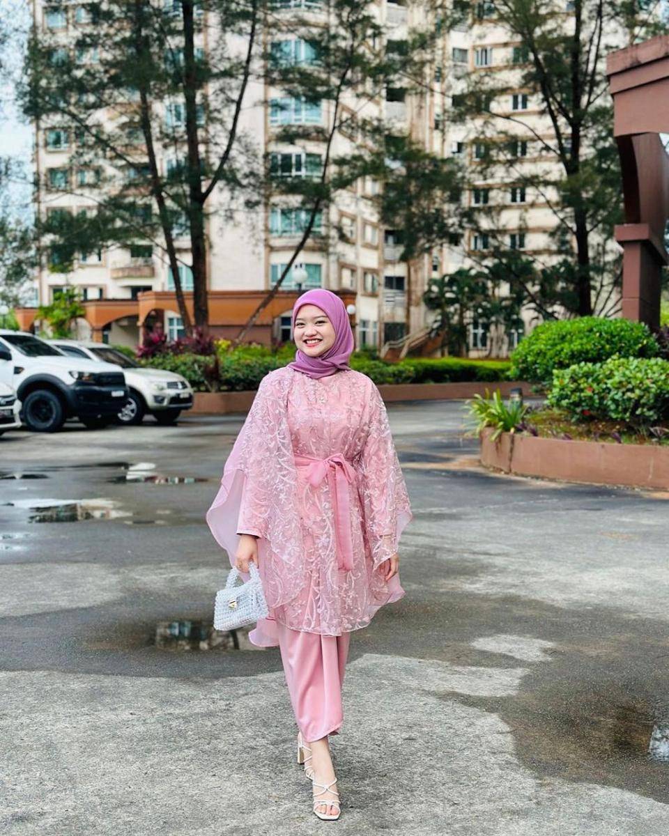 inspirasi kebaya modern hijab untuk wisuda (instagram.com/khadirahkadir)