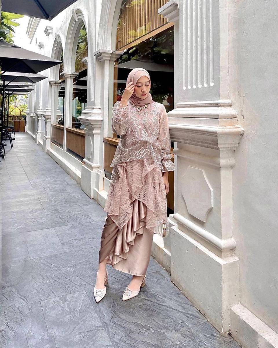 inspirasi kebaya modern hijab untuk wisuda (instagram.com/zahrskina)