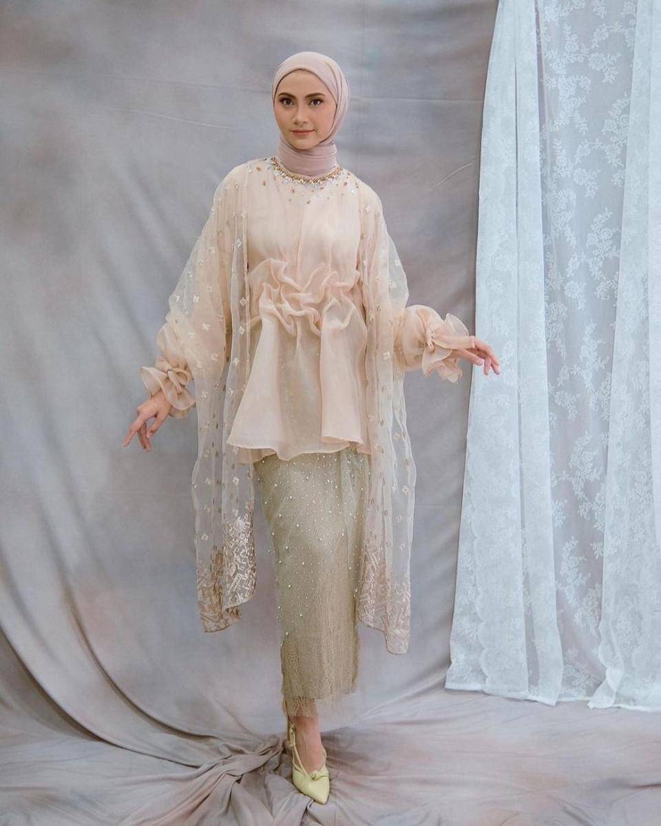 inspirasi kebaya modern hijab untuk wisuda (instagram.com/valentiahadi)