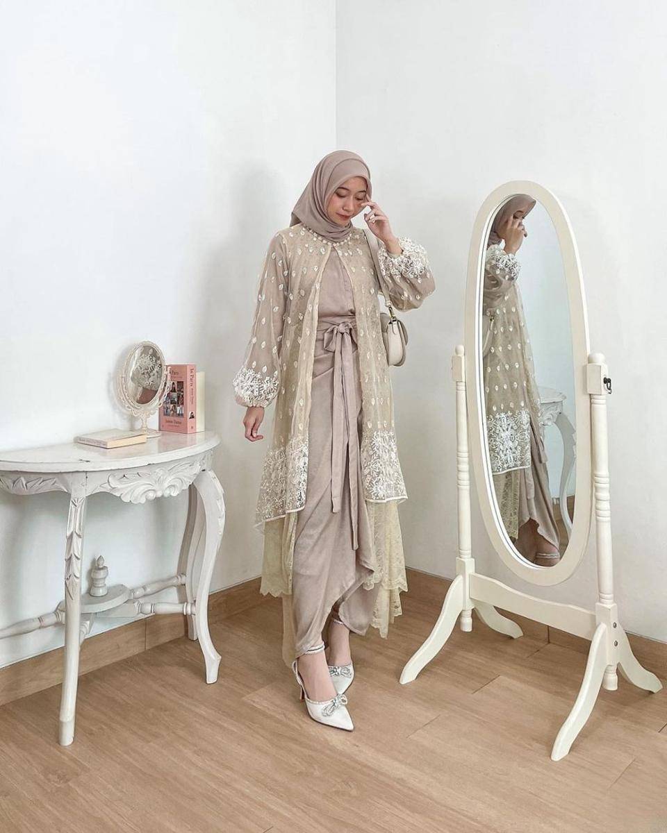 inspirasi kebaya modern hijab untuk wisuda (instagram.com/zahrskina)