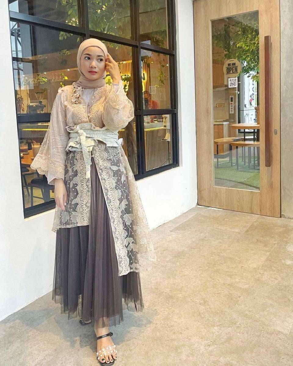 inspirasi kebaya modern hijab untuk wisuda (instagram.com/arumnandita)