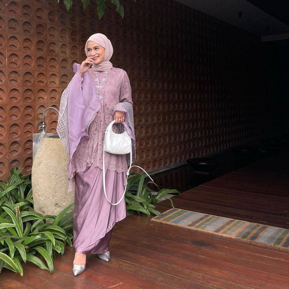 inspirasi kebaya modern hijab untuk wisuda (instagram.com/nadyabellaaa)