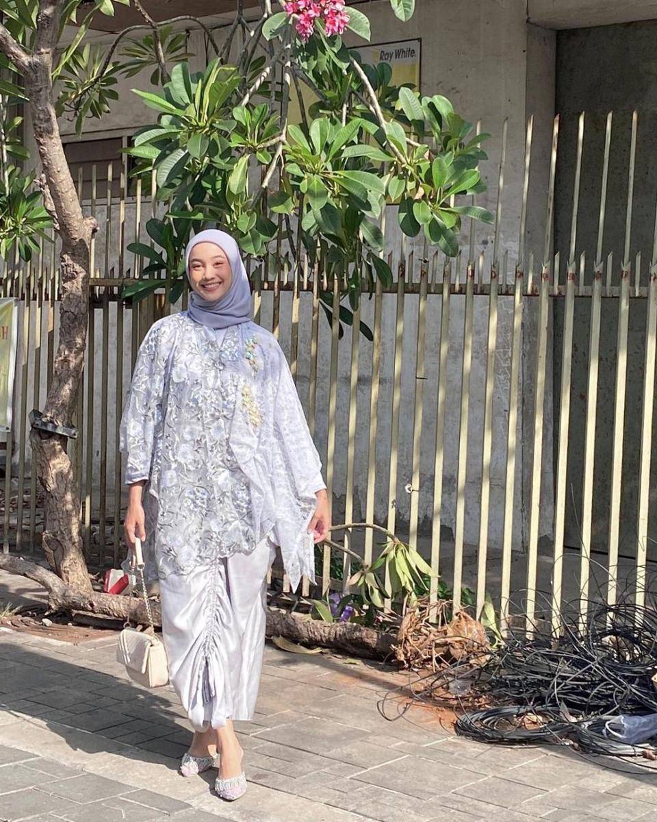 inspirasi kebaya modern hijab untuk wisuda (instagram.com/ravalsaa)