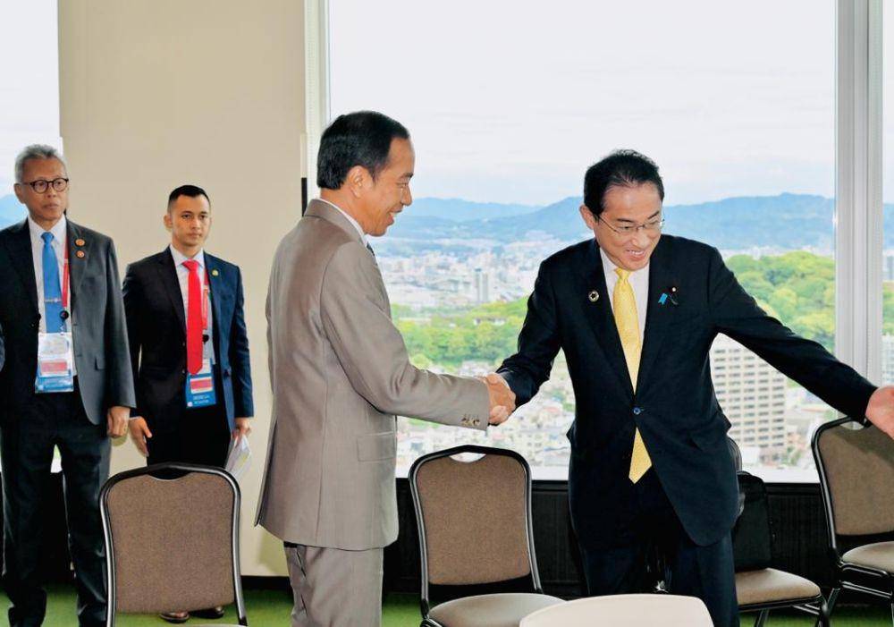 Presiden RI Joko Widodo dan PM Fumio Kishida. (dok. Setpres RI)