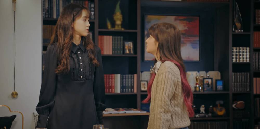 Han Ji Hyun dan Jo Soo Min di drama Penthouse (Dok. Netflix/Penthouse)