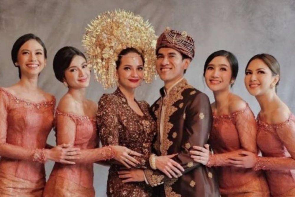 Bridesmaid Enzy Storia (Instagram.com/yukikt)