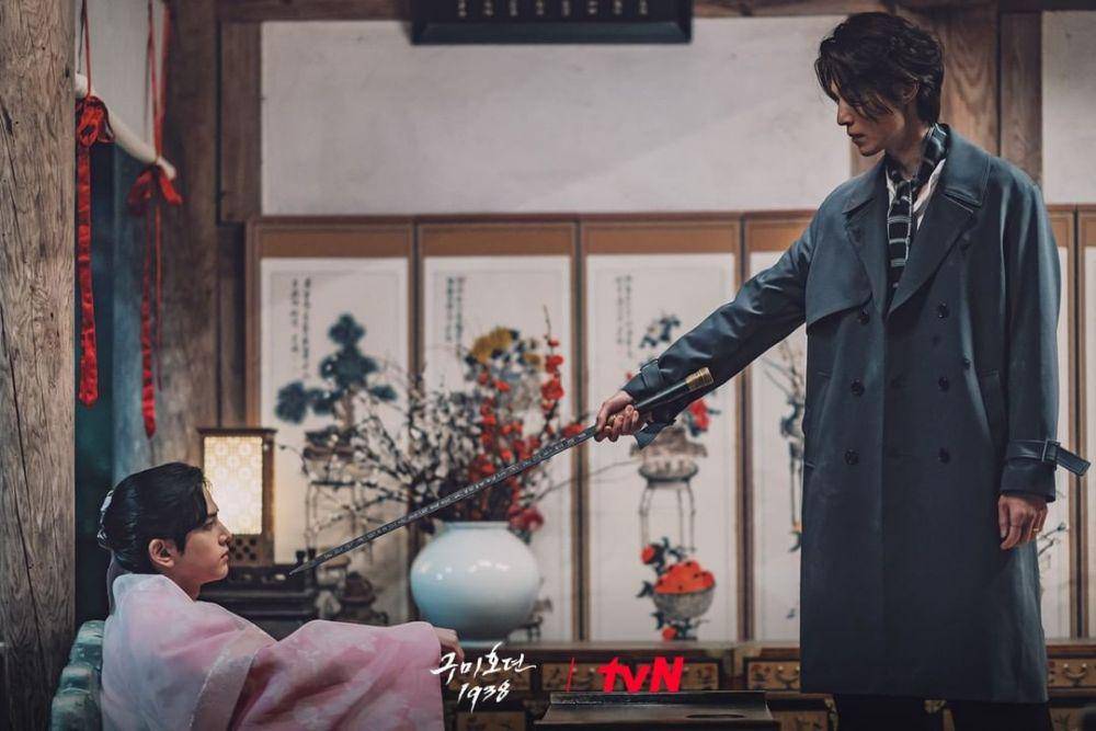 Dong Bang Sak (Young Hoon) dan Lee Yeon (Lee Dong Wook) di drakor Tale of the Nine Tailed 1938 (instagram.com/tvn_drama)