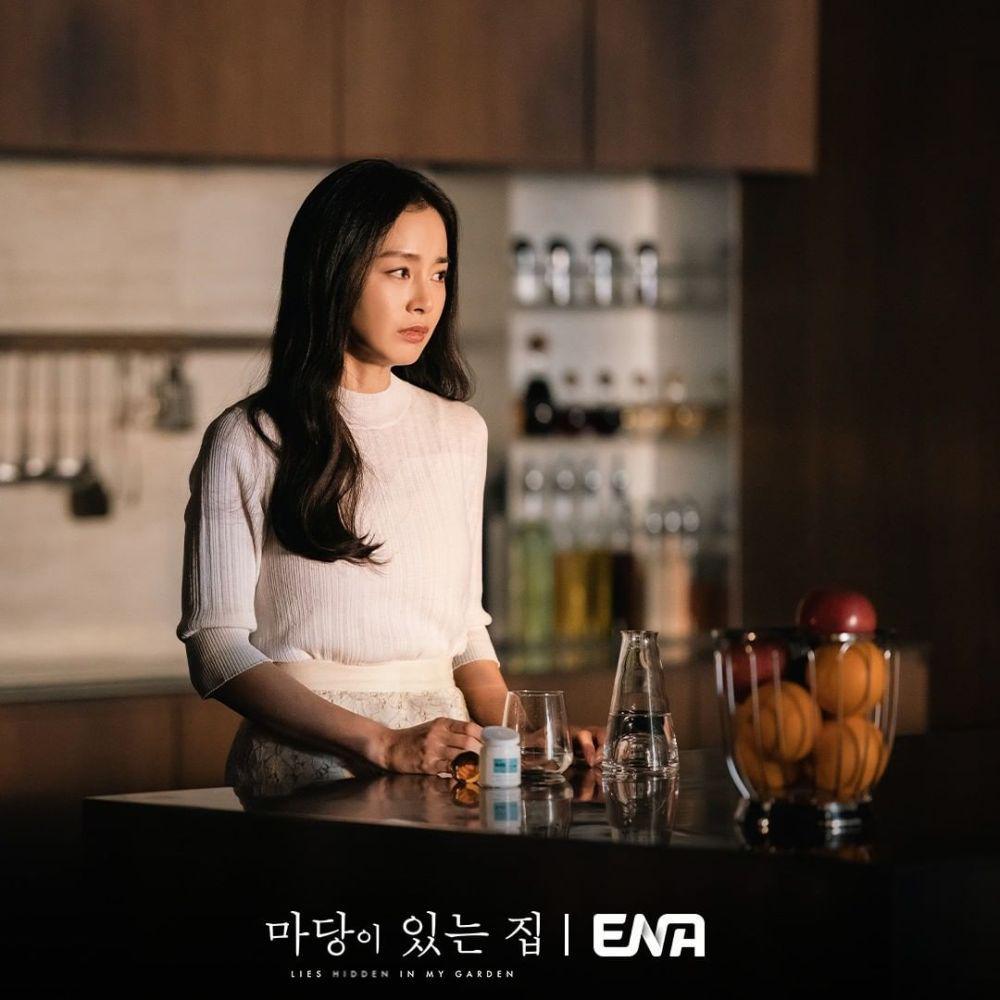 Kim Tae Hee di drama House With a Yard (instagram.com/channel.ena.d)