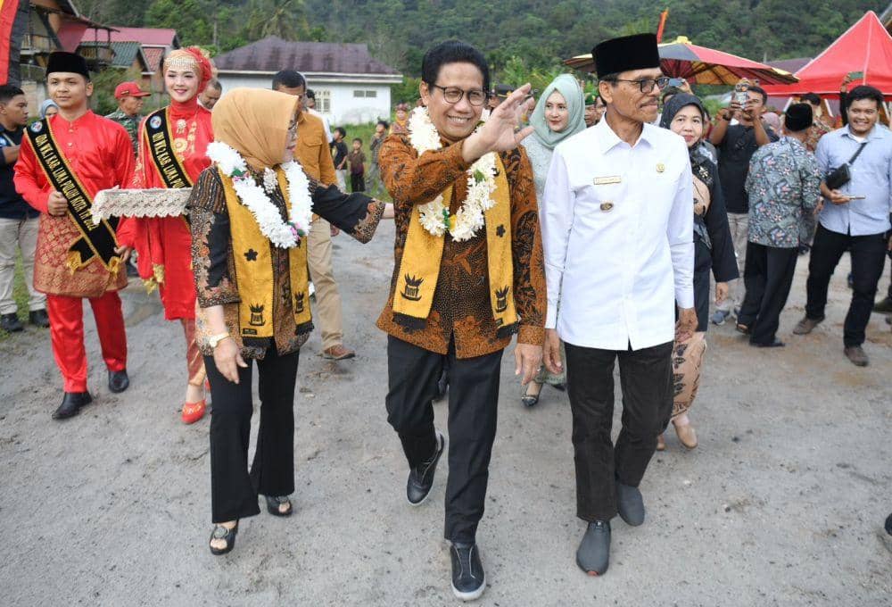 Kedatangan Menteri Desa, Pembangunan Daerah Tertinggal dan Transmigrasi Abdul Halim Iskandar yang hendak meresmikan homestay. (Dok. Kemendes PDTT)