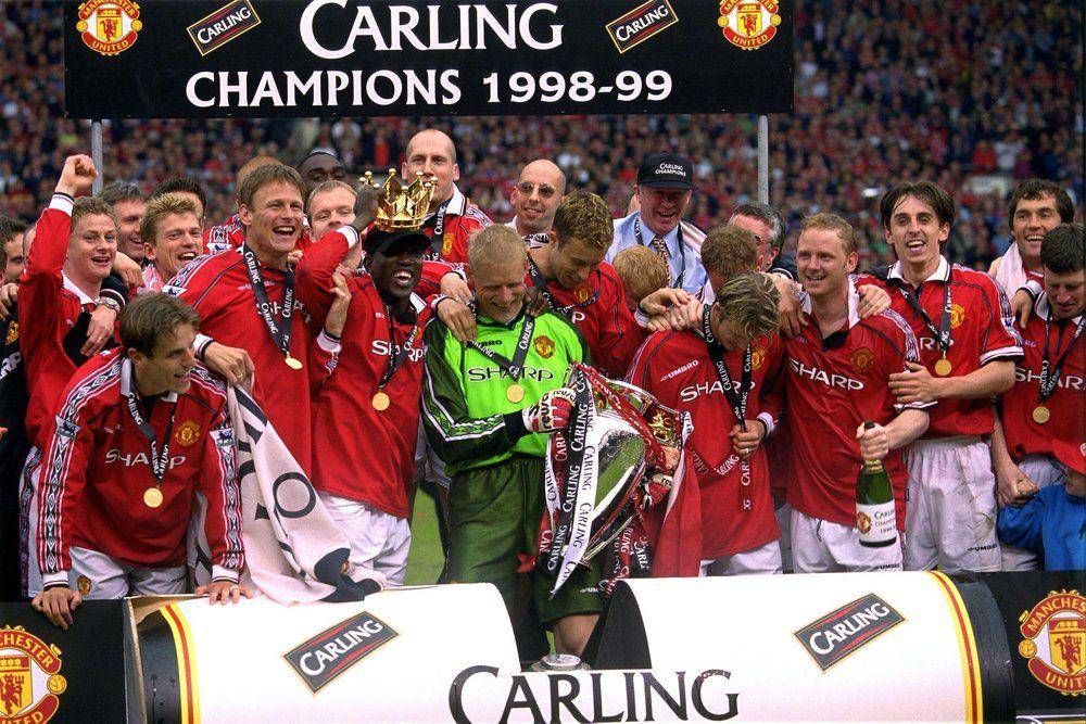 Manchester United menjuarai English Premier League 1998/1999. (premierleague.com)