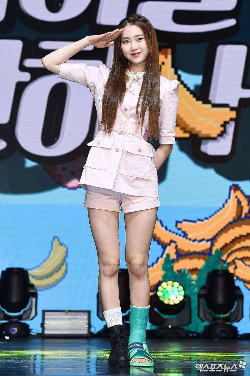 potret Jiho Oh My Girl memakai gips di showcase special album Banana Allergy Monkey (dok. Xportsnews/Kim Mi Ji)