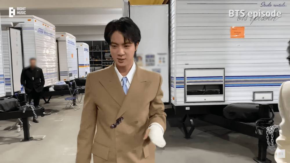 potret Jin BTS memakai gips saat menghadiri Grammy award 2022 (youtube.com/BANGTAN TV)