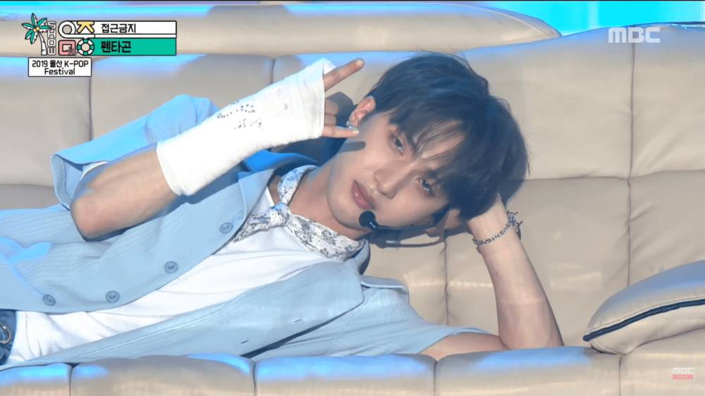Hui Pentagon memakai gips saat di atas panggung (youtube.com/MBCkpop)