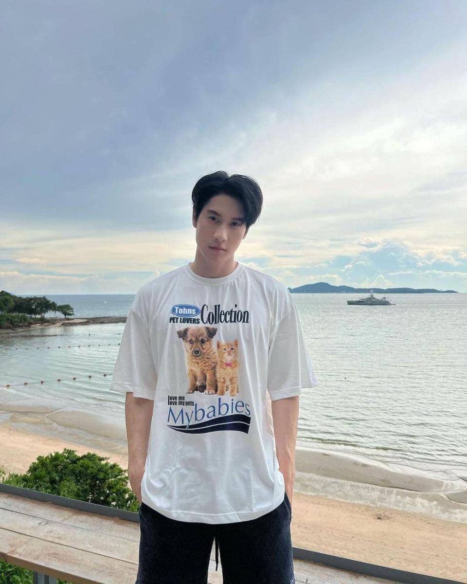 ide OOTD effortless ala Bright Rapheephong yang super nyaman (instagram.com/brightrpp)