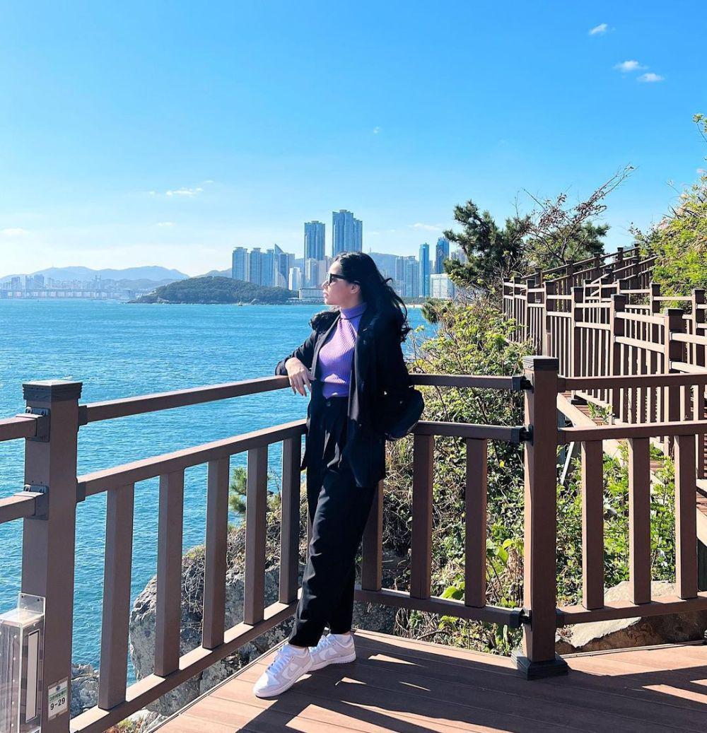 padu padan OOTD liburan ke luar negeri ala Yunita Siregar (instagram.com/yunitasiregar)