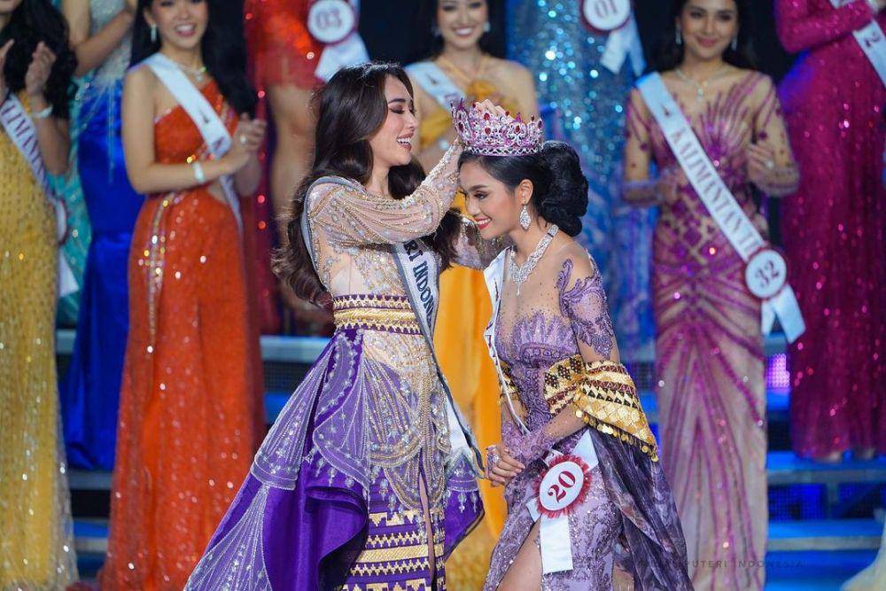 Potret Farewell Walk Laksmi Suardana Sebagai Puteri Indonesia 2022 (Instagram.com/officialputeriindonesia)