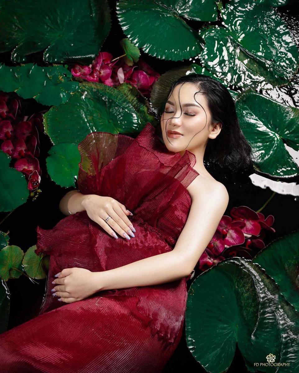 maternity shoot Lalita Hutami (instagram.com/fdphotographi90)