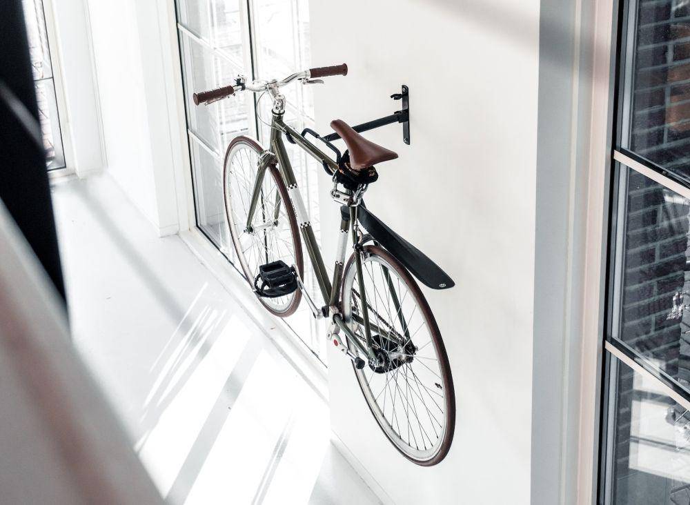 ilustrasi wall hook untuk menggantung sepeda (unsplash.com/Bruno van der Kraan)