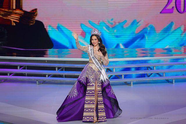 Potret Farewell Walk Laksmi Suardana Sebagai Puteri Indonesia 2022 (Instagram.com/officialputeriindonesia)
