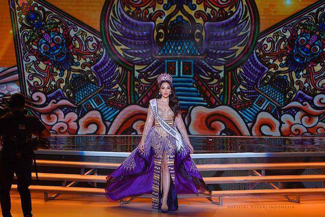 Potret Farewell Walk Laksmi Suardana Sebagai Puteri Indonesia 2022 (Instagram.com/officialputeriindonesia)