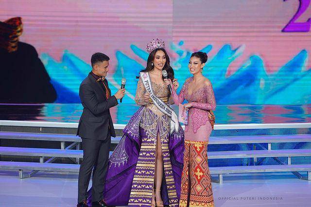 Potret Farewell Walk Laksmi Suardana Sebagai Puteri Indonesia 2022 (Instagram.com/officialputeriindonesia)