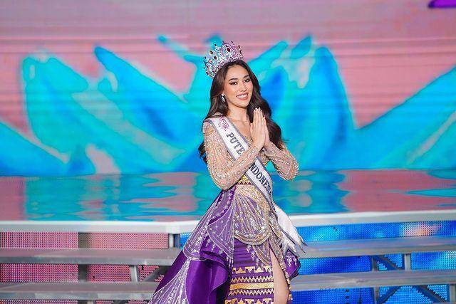 Potret Farewell Walk Laksmi Suardana Sebagai Puteri Indonesia 2022 (Instagram.com/officialputeriindonesia)