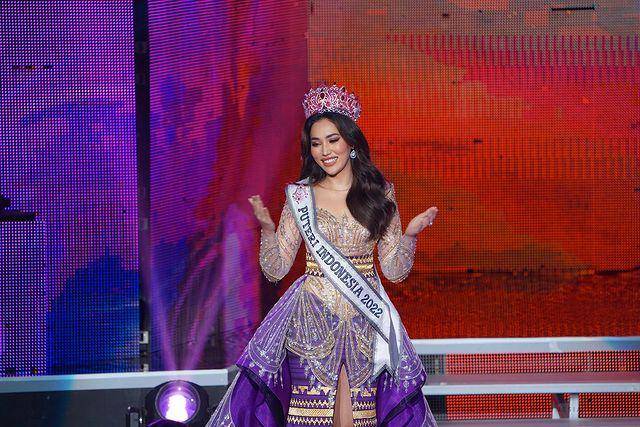 Potret Farewell Walk Laksmi Suardana Sebagai Puteri Indonesia 2022 (Instagram.com/officialputeriindonesia)