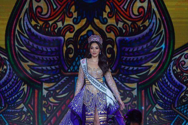 Potret Farewell Walk Laksmi Suardana Sebagai Puteri Indonesia 2022 (Instagram.com/officialputeriindonesia)