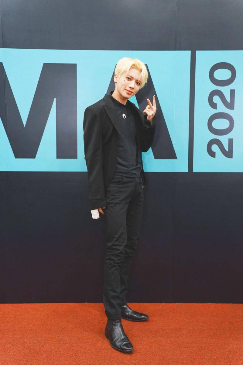 Taehyun TXT saat menghadiri Melon Music Award 2020 dengan memakai gips (twitter.com/melon)