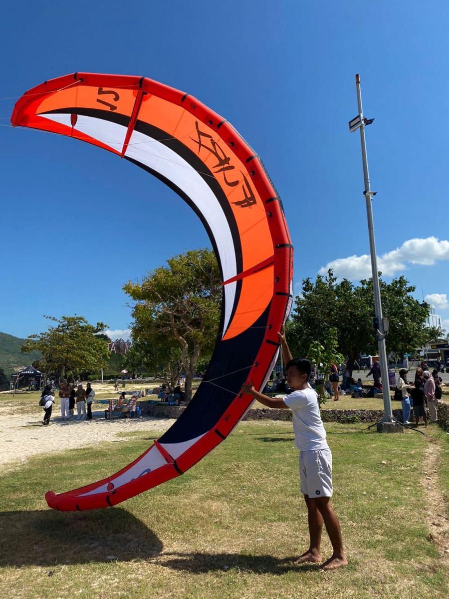 Tak Hanya Bersepeda, Wisatawan Mandalika juga Bisa Coba 'Kite Surfing'