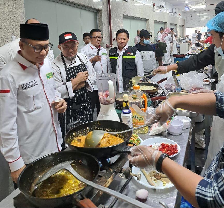 Juru masak di Madinah Dilatih memasak menu Indonesia untuk jemaah haji (Dok.Kemenag)