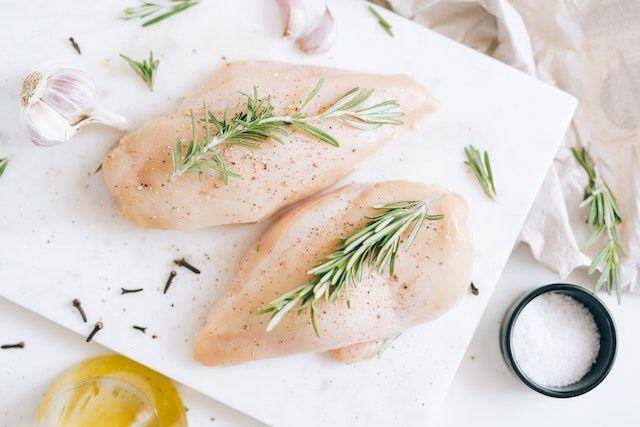 gambar daging ayam mentah (pexels.com/Leeloo Thefirst)