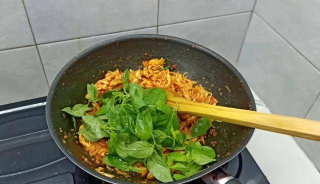 gambar ayam suwir kemangi yang sedang dimasak (youtube.com/CR COOK)