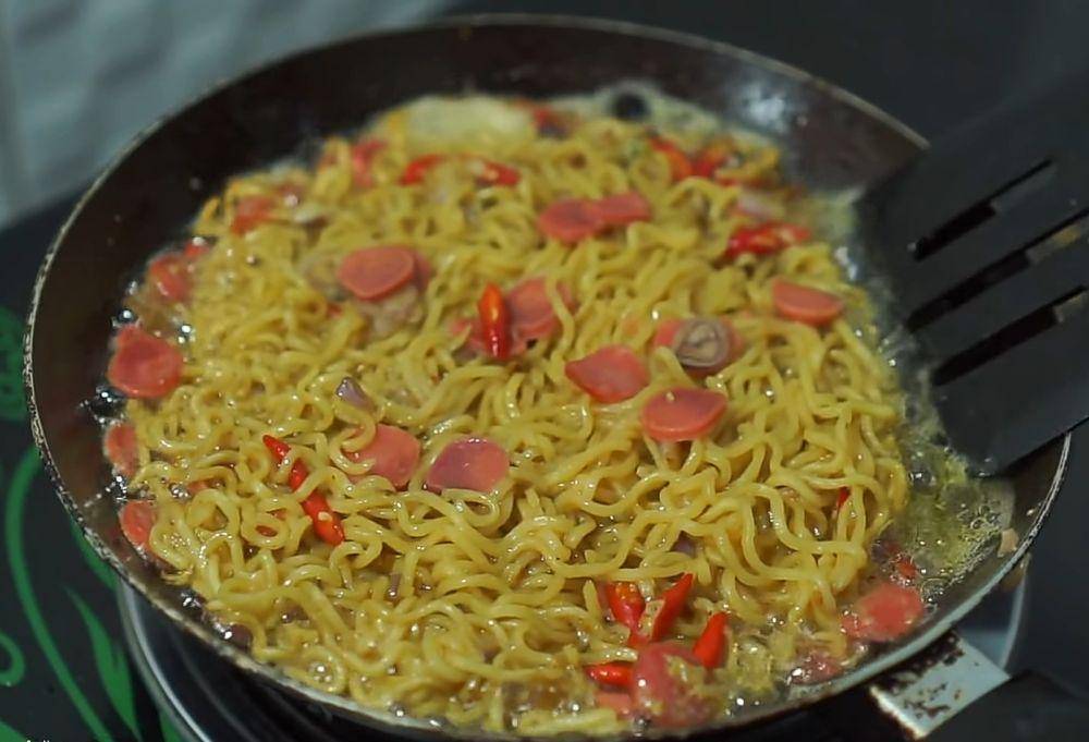 ilustrasi membuat omelet Indomie goreng (YouTube.com/Domo Bramantyo)