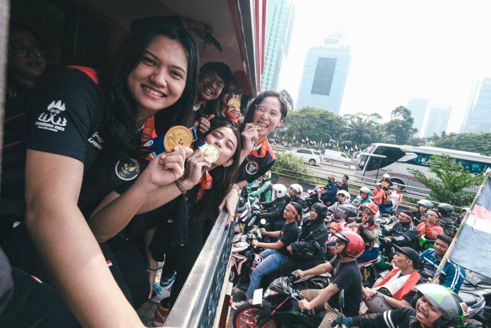 Skuad Timnas basket putri saat mengikuti arak-arakan, Jumat (19/5/2023). (Dok. Perbasi).